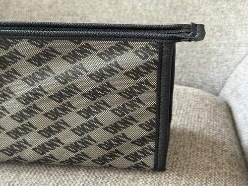 شنطة ميك أب أو عطور او باوتش dkny