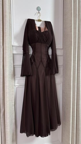 فستان بني اكمام