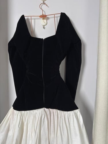 فستان مخمل ودانتيل