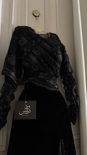فستان اسود مع اضافه لمعه بسيطه لدانتيل