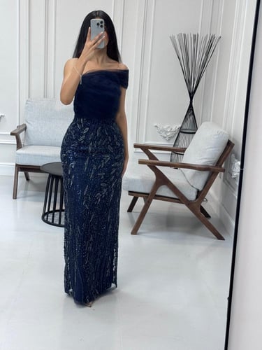 فستان كحلي مطرز