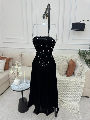 فستان اسود مخمل مطرز