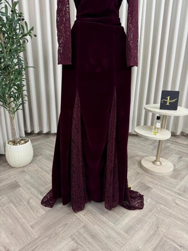 فستان عنابي مخمل