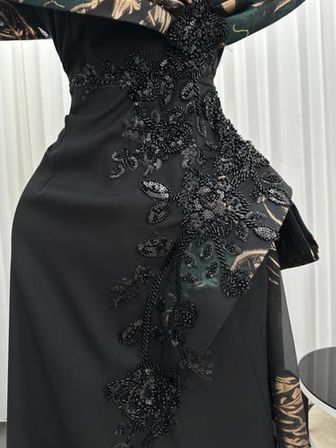 فستان اسود فخم مطرز