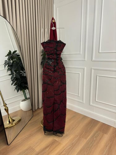 فستان عنابي مطرز ماسك