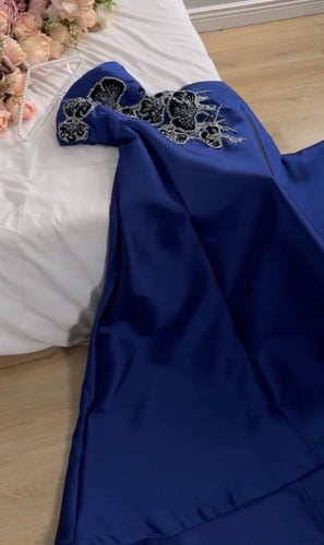 فستان نيلي فخم منفوش