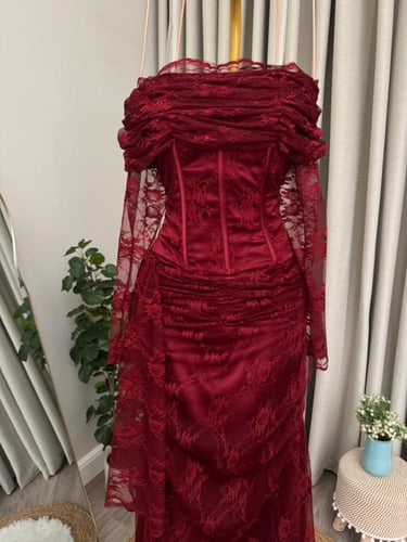 فستان احمر دانتيل