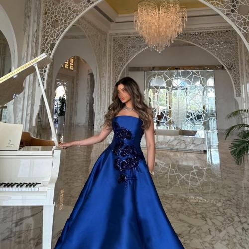 فستان نيلي فخم منفوش