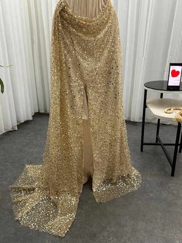 فستان ذهبي مطرز