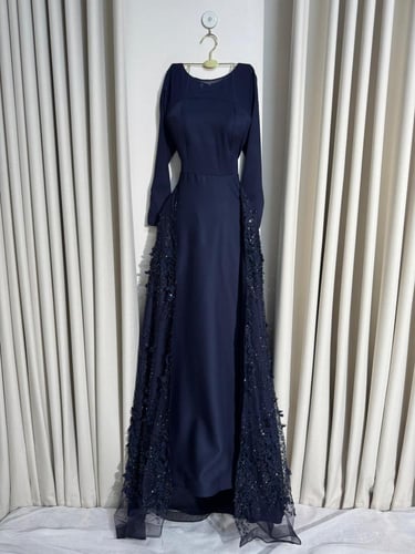 فستان كحلي ساتر.