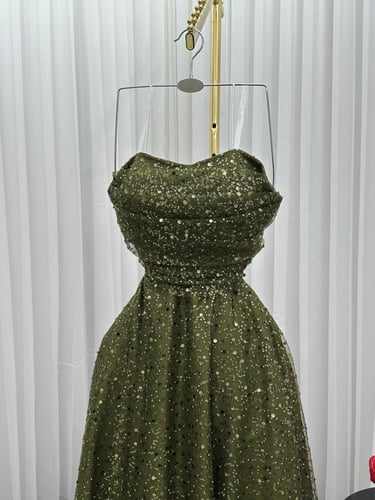 فستان زيتي يلمع