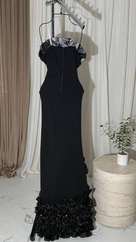 فستان اسود ناعم لسهره