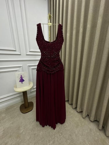 فستان برغندي مطرز