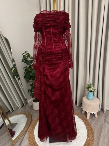 فستان احمر دانتيل