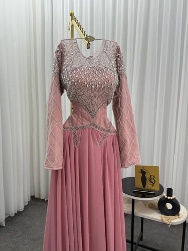 فستان مرصع بالكريستال