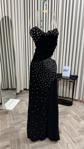 فستان اسود مطرز بفصوص ابيض