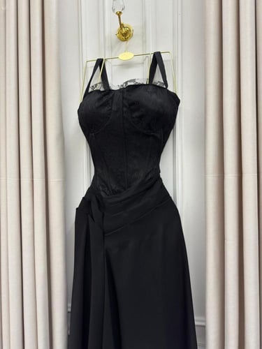 فستان اسود ناعم