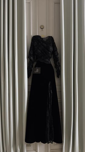 فستان اسود مع اضافه لمعه بسيطه لدانتيل