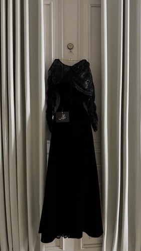 فستان اسود مع اضافه لمعه بسيطه لدانتيل