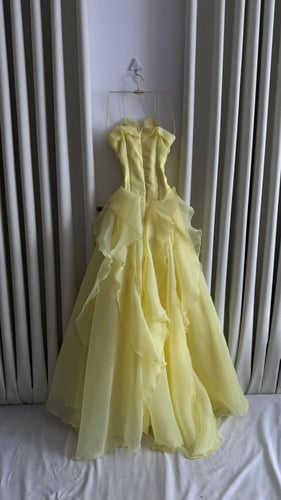 فستان اصفر منفوش