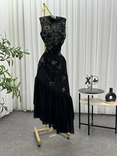 فستان اسود ميد مطرز