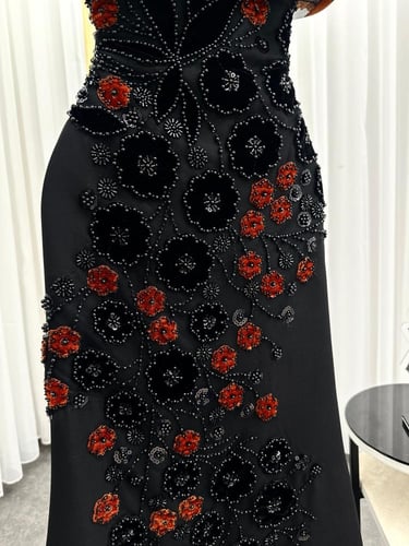 فستان اسود مطرز فخم