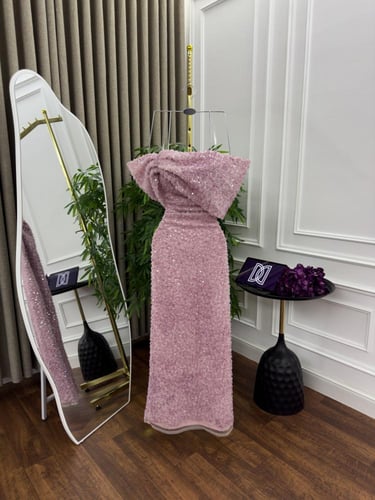 فستان وردي مطرز