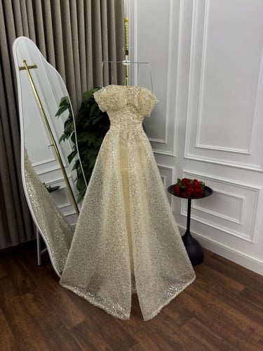 فستان ذهبي فخم