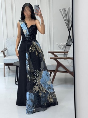 فستان اسود مطرز