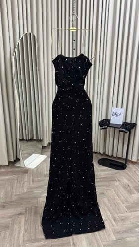 فستان اسود مطرز بفصوص ابيض