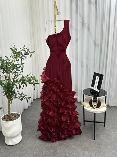 فستان عنابي ناعم