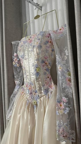 فستان زواج فخم مطرز