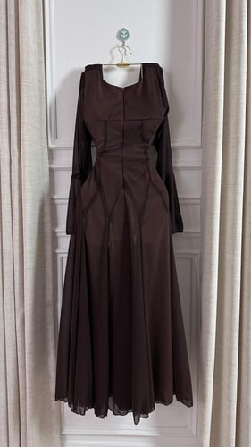 فستان بني اكمام