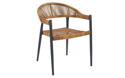 كرسي خارجي بخيوط ديكوريه وقواعد حديد بعدة ألوان.