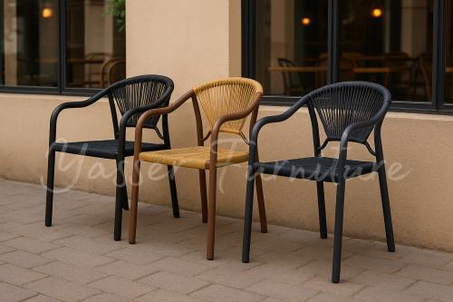 كرسي حديد بحبال بلاستيكية بعدة ألوان.