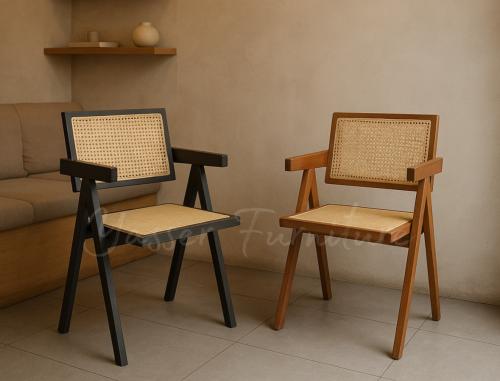 كرسي خشب بلمسة طبيعية وأناقة عملية بعدة ألوان.