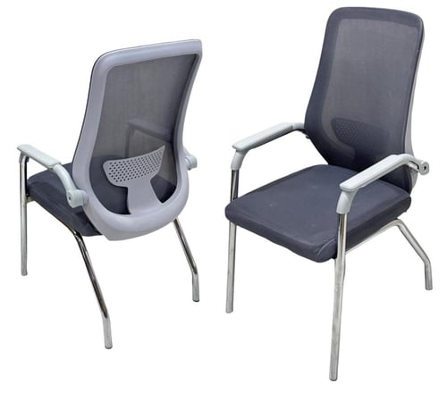 كرسي ثابت بتصميم شبكي للظهر بعدة ألوان.