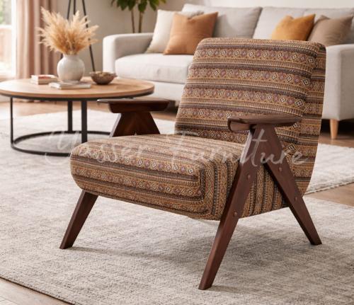 كرسي فاخر بنقوش شرقية ولمسة خشبيه بعدة ألوان.