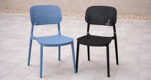 كرسي بلاستيك بظهر مُثقب بعدة ألوان.