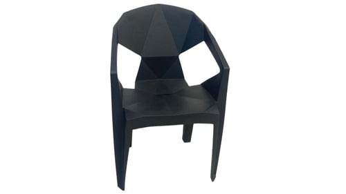 كرسي بلاستيك 3D بعدة ألوان.
