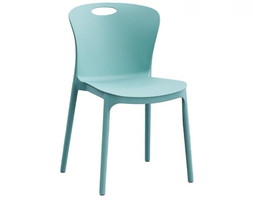كرسي بلاستيك عملي متعدد الألوان.
