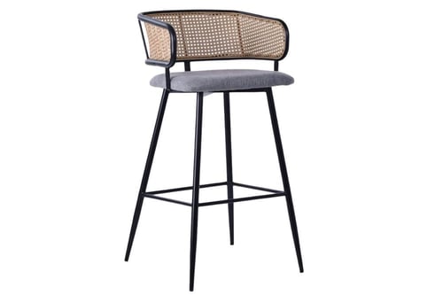 كرسي بار منحني بنسج راتان بعدة ألوان.