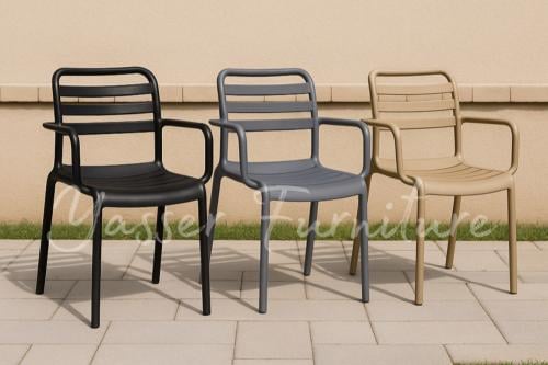 كرسي بلاستيك مدعم بمساند جانبيه بعدة ألوان.