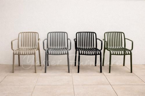 كرسي فايبر مخطط بقواعد جانبي وبعدة ألوان.