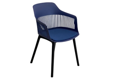 كرسي فايبر بفتحات جمالية بعدة ألوان.