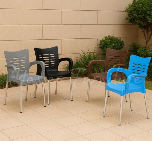 كرسي بلاستيك بمساند جانبيه بعدة ألوان.