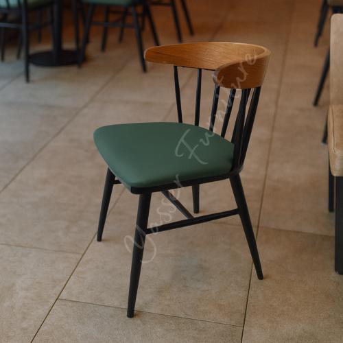 كرسي راقي ومُلفت بتصميمه.