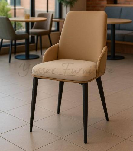 كرسي مميز بجلد ناعم وقماش مبطن بعدة ألوان.