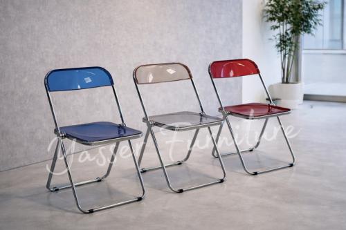 كرسي أكريليك قابل لطيء بعدة ألوان.