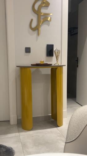 كونسول حديد ذهبي و خشب بديل الرخام رمادي- 30x80x10...